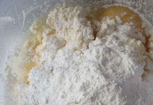 1. Этап. Творожно-шоколадный кекс с алычой: Для второго слоя соедините творог, сахар (75 г), яйцо, крахмал и ванилин.