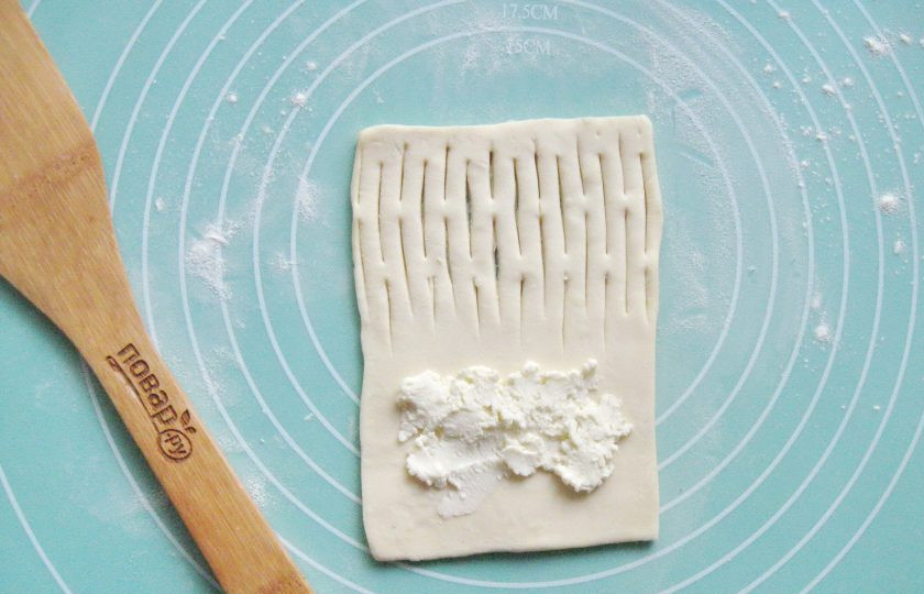 1. Этап. Слойки с творогом и абрикосами: Добавьте в творог сахар и перемешайте. Выложите нужное количество начинки на противоположную сторону.