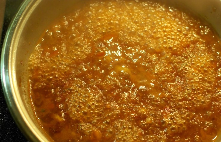 1. Этап. Курица по-испански: Затем вливаем бульон и ждем пока не выкипит его половина, затем добавляем по вкусу соль, перец и сок лимона.