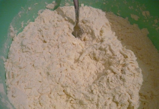 1. Этап. Печенье Улитка: Муку перетираем с маргарином до состояния крошки.