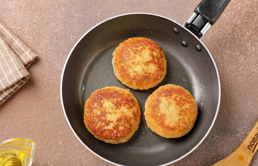 1. Этап. Котлеты из щуки с морковью: В сковороде разогрейте масло, выложите котлеты и обжарьте их на небольшом огне до румяной корочки.