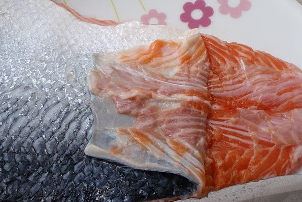 1. Этап. Омлет с лососем: 2. Аккуратно острым ножом снимите с филе лосося шкурку.