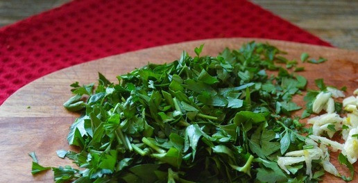 1. Этап. Гуляш со стручковой фасолью: Петушку вымыть, обсушить, нарубить с оставшимся чесноком. Добавить в сковороду, перемешать, тушить 5-7 минут.