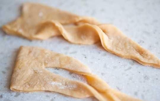 1. Этап. Рецепт Хвороста (классический без молока): 8. Можно острый угол вывернуть через центр, можно просто чуть подвернуть края.