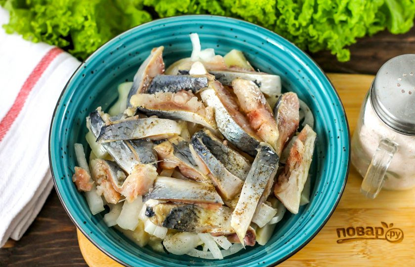 1. Этап. Салат Русская закуска: Слегка посолите и поперчите, добавьте растительное масло и перемешайте. Дайте салату настояться примерно 30 минут, чтобы картофель пропитался ароматом и вкусом лука, сельди.