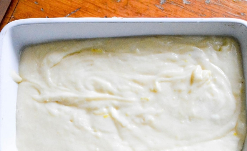 1. Этап. Лимонный кекс простой: 5. Форму для выпекания смазываю маслом и выкладываю тесто, равномерно распределяю его.