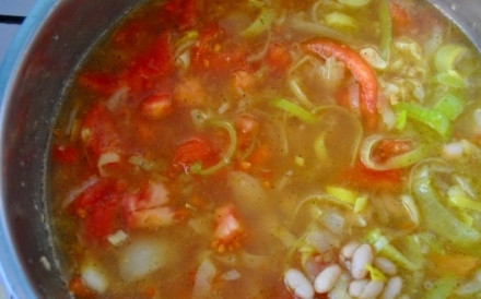 1. Этап. Овощной суп для похудения: В глубокую кастрюлю наливаем воды и ставим ее на огонь. Когда вода закипит, нужно ее немного посолить. Далее мы засыпаем все нарезанные овощи в кастрюлю. Варим суп на умеренном огне до готовности овощей. По времени это займет около 30 минут. Когда все овощи станут мягкими, кастрюля снимается с огня.