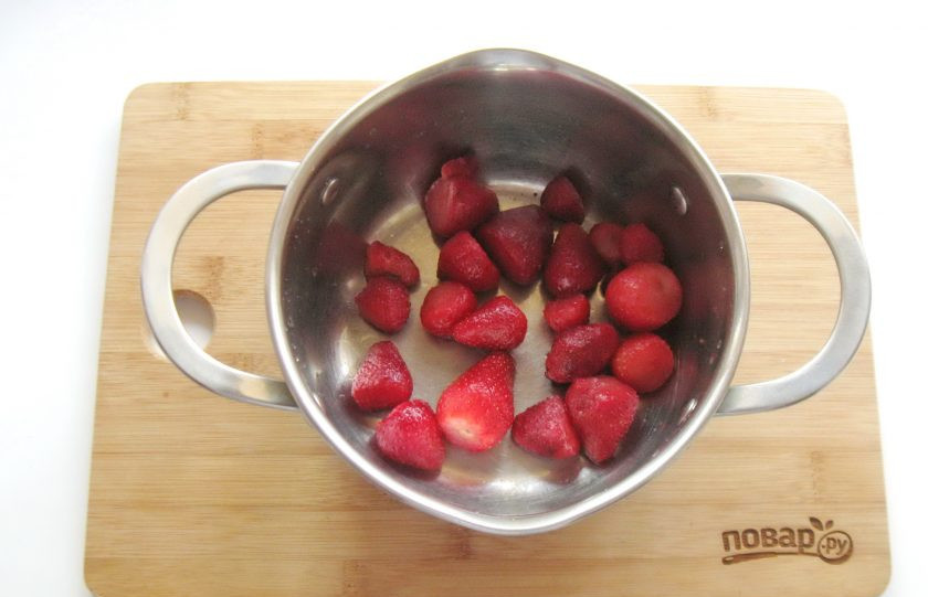 1. Этап. Компот из замороженой клубники: Клубнику помойте и выложите в кастрюлю.