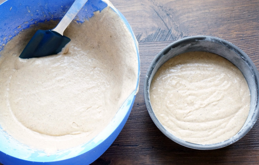 1. Этап. Торт в стиле Рустик: Я делала торт в 16 сантиметровых формах. Вышло три коржа. Для этого смажьте форму маслом и присыпьте мукой. На дно можно положить кружок пергамента. Выложите в форму треть теста. Именно для этого мы взвешивали пустую чашку. Теперь можно узнать массу теста и разделить на три.