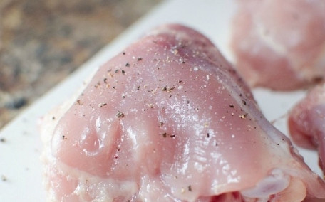 1. Этап. Куриные бедрышки в фольге: Куриные бедрышки промываем и просушиваем. Затем снимаем кожу (можно и не снимать) и посыпаем мясо солью и перцем.