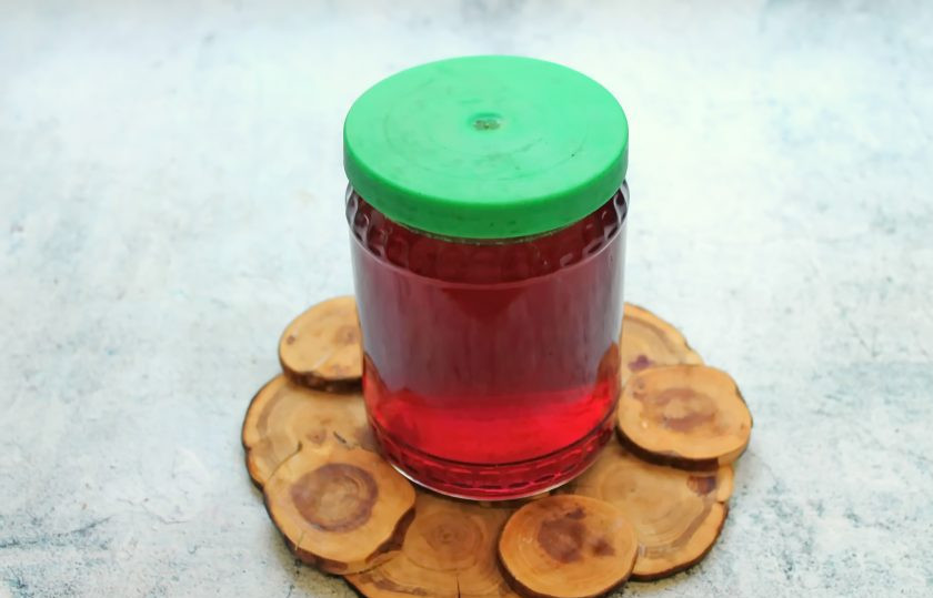 1. Этап. Вино из листьев вишни и черноплодной рябины: Влейте водку и перемешайте. Вино плотно закройте и уберите в темное место на одну неделю. Разлейте вино в бутылки и охладите.