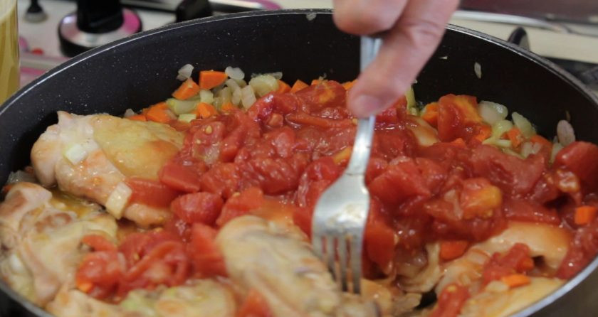 1. Этап. Курица Каччиаторе: 3. Верните курицу в сковороду. Добавьте мелко нарезанные помидоры. Курицу переверните на другую сторону.