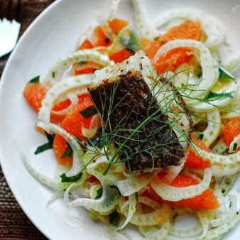 Морской окунь на салате