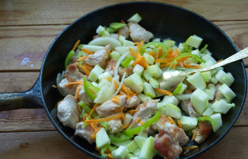 1. Этап. Индейка тушеная: Добавьте овощи и тушите все вместе до готовности.