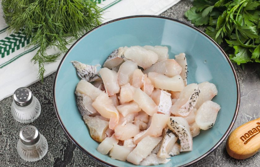 1. Этап. Тала из щуки: Нарежьте филе соломкой любого размера и выложите в миску или в контейнер для пищевых продуктов.