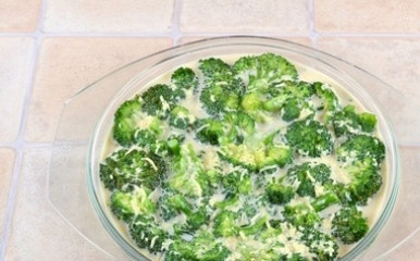 1. Этап. Брокколи со сливками: Залейте брокколи яичной массой, аккуратно перемешайте ложкой.