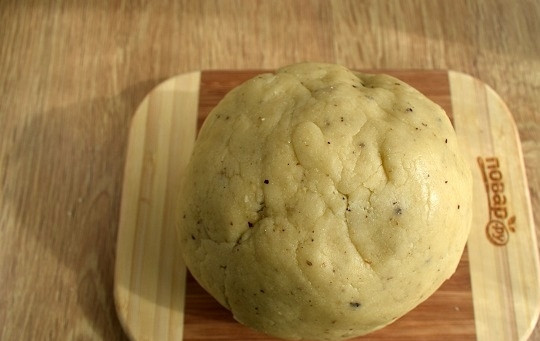 1. Этап. Элайче Гаджа: Добавьте масляную смесь, замесите руками мягкое тесто.