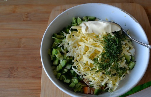 1. Этап. Салат-намазка Колодец: Салат нет необходимости солить, в ингредиентах достаточно соли. Заправляем салат майонезом.