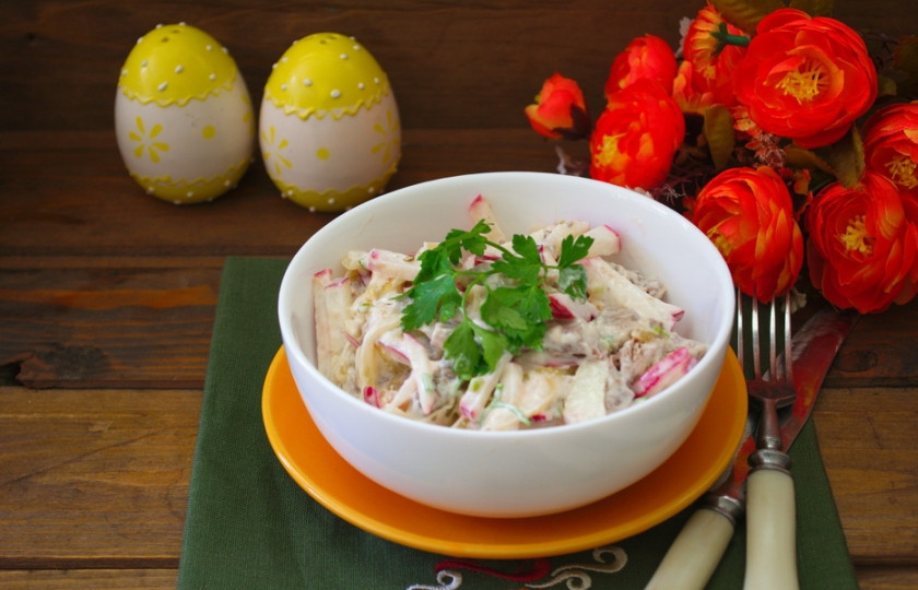 1. Этап. Салат Узбекистан: Подайте к столу салат, заправив майонезом.