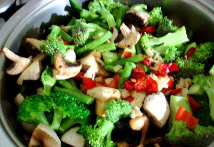 1. Этап. Рагу с брокколи: А вот теперь можно добавить брокколи, фасоль, болгарский перец, острый перец, зелень, чеснок и шампиньоны. Солим, перчим, перемешиваем и вливаем воду так, чтобы она накрывала овощи только на половину. Тушим рагу на медленном огне до полной готовности. Подаем к столу вместе со сметанкой. Приятного аппетита!