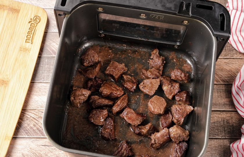 1. Этап. Плов в аэрогриле: Подрумяньте мясо в течение 15 минут при температуре 200 градусов. Два-три раза необходимо перемешать, чтобы мясо не подсушить.