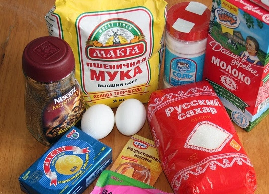 1. Этап. Кофейный кекс: 1. Первым делом включите духовку, оставьте ее разогреваться до 180 градусов. Заварите в молоке кофе (лучше натуральный, но растворимый тоже вполне подойдет). Подготовьте остальные ингредиенты, необходимые, чтобы повторить этот простой рецепт кофейного кекса.