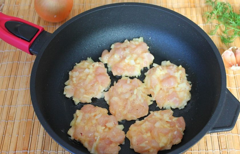 1. Этап. Ландорики из курицы: На горячую сковороду, смазанную подсолнечным маслом, выкладываем порции фарша. Обжариваем с двух сторон до появления легкой румяной корочки. Затем накрываем крышкой и оставляем на плите на минимальном огне еще на пару минут.