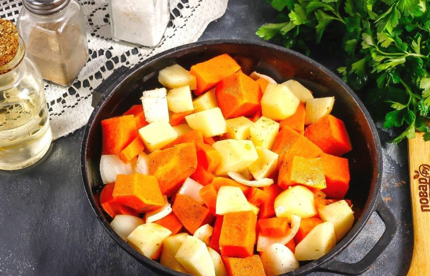 1. Этап. Тыква с овощами: Выложите овощные нарезки в форму с бортиками и отправьте в духовку на 25-30 минут. Воду добавлять не нужно, тыква выделит сок и картофель его впитает, становясь сочным и вкусным. По желанию можно накрыть форму фольгой или пергаментной бумагой.