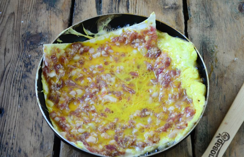 1. Этап. Бризоль в лаваше: Аккуратно вылейте заготовку из лаваша с фаршем в яйце в разогретую сковороду и жарьте сначала со стороны лаваша буквально 1-2 минуты, а затем переверните на сторону с фаршем и готовьте под крышкой на медленном огне 7-10 минут.