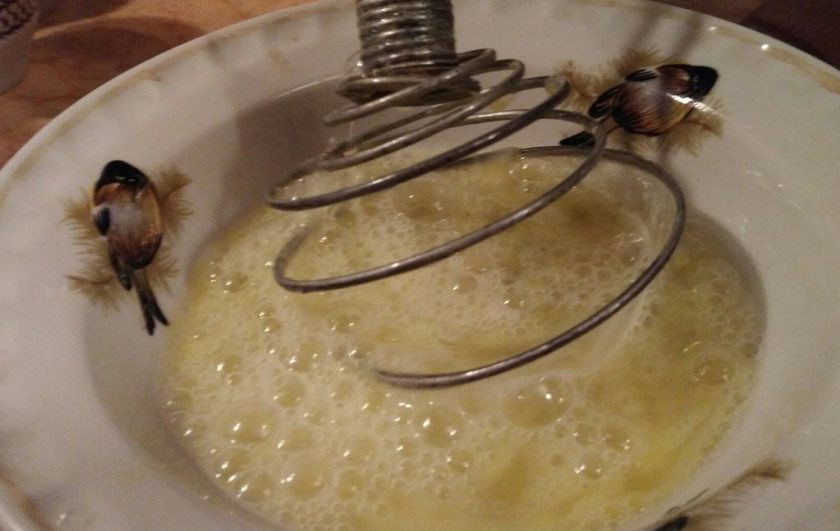 1. Этап. Омлет с крабовыми палочками для диеты Дюкана: 3. Я взбиваю обычным венчиком до состояния пышной пены.