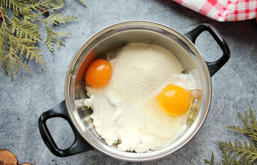 1. Этап. Запеканка из детского творожка Агуша: Переложите творожок в чашу, всыпьте манку и разбейте яйца. Все хорошо перемешайте.