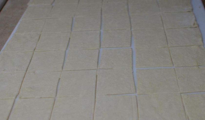 1. Этап. Слойки с творогом: Разделить тесто на равные кусочки.