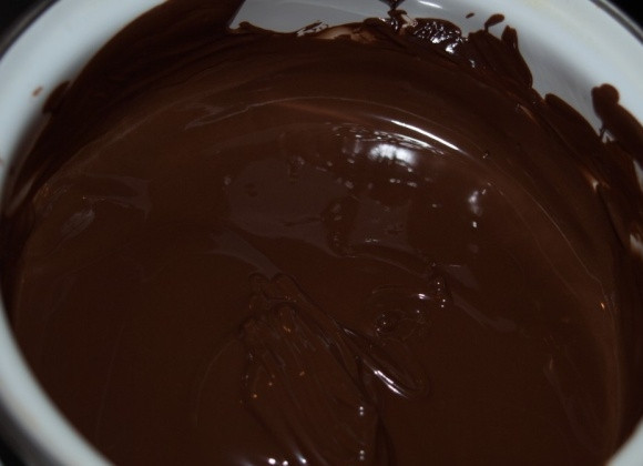 1. Этап. Печенье Грибочки в формочке: В шоколад окуните грибочки, придав им 