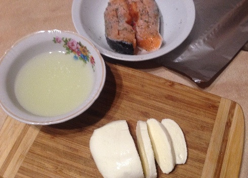 1. Этап. Лосось, запеченный с моцареллой: 4. Отрежем от шарика моцареллы несколько ломтиков.