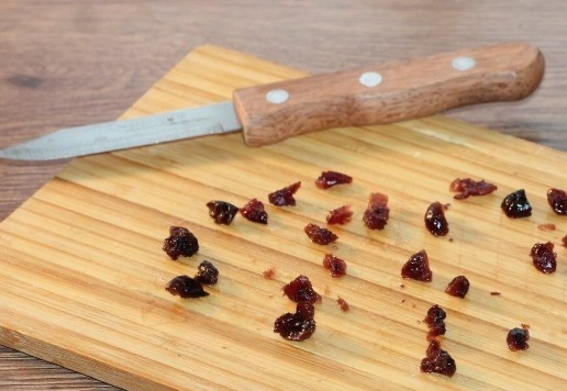 1. Этап. Булочки-птички Жаворонки: 3. Нарежьте на маленькие кусочки, это будут глазки жаворонка.