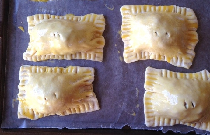 1. Этап. Пирожки Шотландские: 4. Смажьте пирожки яйцом. Выпекайте их в разогретой до 200 градусов духовке 35-40 минут. Приятного аппетита!