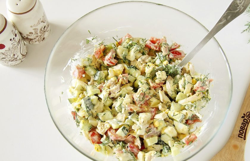 1. Этап. Салат с куриной грудкой и маринованным луком: Заправьте салат майонезом, добавьте соль по вкусу и все хорошо перемешайте. Салат с куриной грудкой и маринованным луком готов.