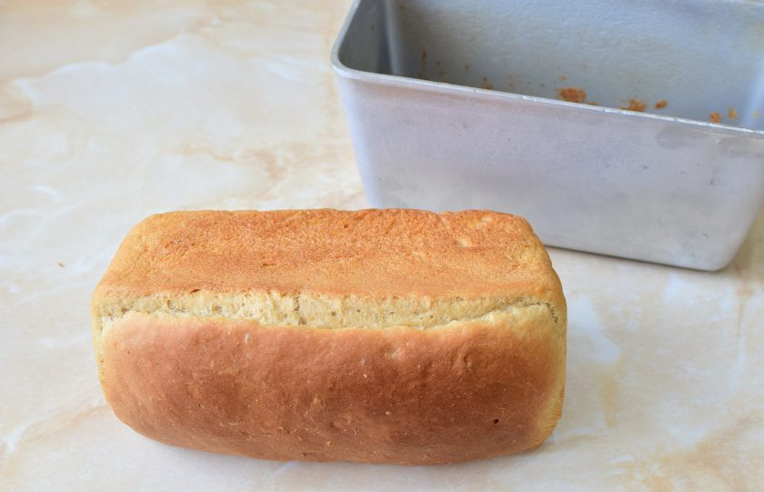 1. Этап. Пшенично-гречневый хлеб: Готовый хлеб стал золотистого цвета. Извлеките его из формы и обмажьте со всех сторон мокрыми руками. Это придаст хлебу хрустящую корочку. Оберните хлеб в полотенце и остудите.