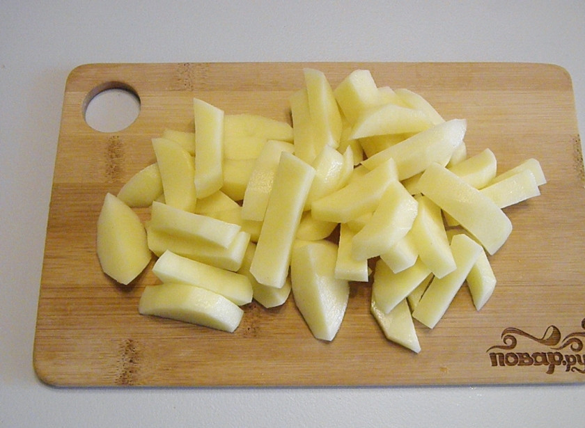 1. Этап. Гороховый суп с цыпленком: Очищенный картофель порежьте кубиками или соломкой.