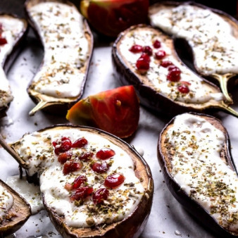 Запеченные баклажаны с йогуртово-чесночным соусом