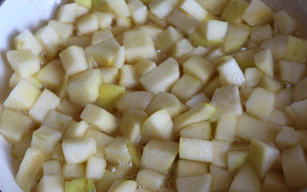 1. Stage. Apple Fantasy Mousse: When the butter is completely dissolved, cook for another 2 minutes and add the apples chopped into small cubes. It is better to take sour, hard apples (I have Granny).