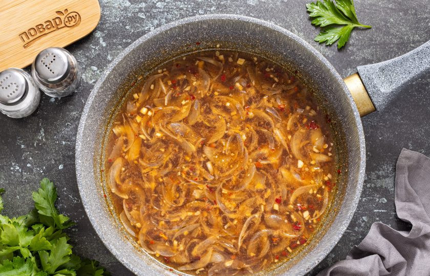 1. Этап. Баклажаны по-сычуаньски: Влейте воду и подготовленный соус. Доведите до кипения.