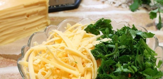 1. Этап. Хачапури быстрый: Сделайте начинку. Для натрите на тёрке сыр и измельчите зелень. Посолите и поперчите ингредиенты.