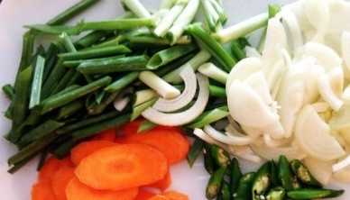 1. Этап. Осьминог по-корейски: Подготовим овощи. Очистим их и нарежем.