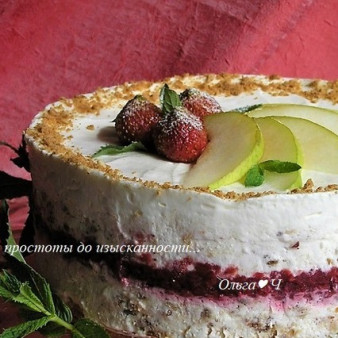 Торт-мороженое с безе и малиной