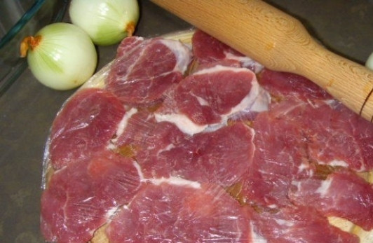 1. Этап. Мясо по-французски в духовке: Мясо нарезать ломтиками и хорошо отбить.