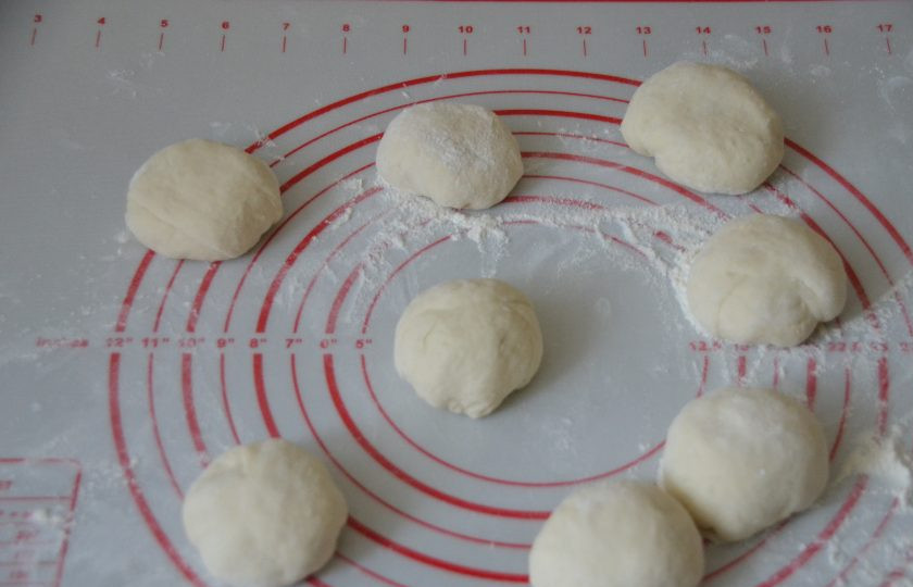 1. Этап. Греческая пита: Выложите тесто на рабочую поверхность стола, припыленную мукой, разделите на 8 частей, подкатайте их в шар.