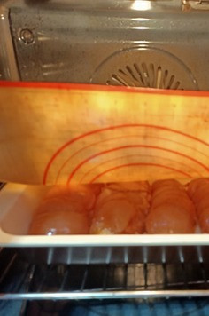 1. Этап. Грудка запеченнаяЗакусочная: Выложить грудку на противень закрыть силиконовым ковриком и отправить в духовку для запекания при 150 градусах на 40 минут. По истечении этого времени коврик снять и запекать грудку еще минут 20. Затем достать грудку из духовки заглазировать оставшейся смесью и отправить еще в духовку на 20 минут при 180 градусах.