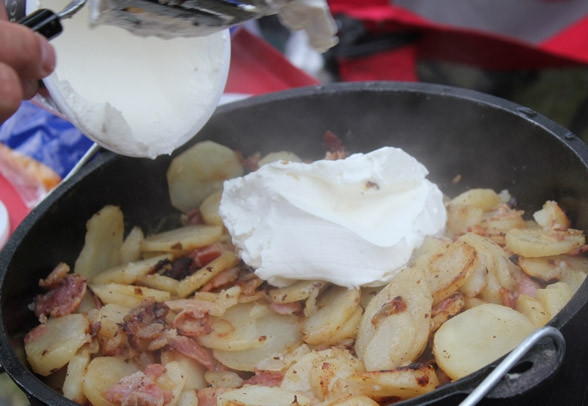 1. Этап. Картофель по-итальянски: Когда картофель уже мягкий (вы можете легко проколоть его вилкой), выложите всю сметану и перемешайте.