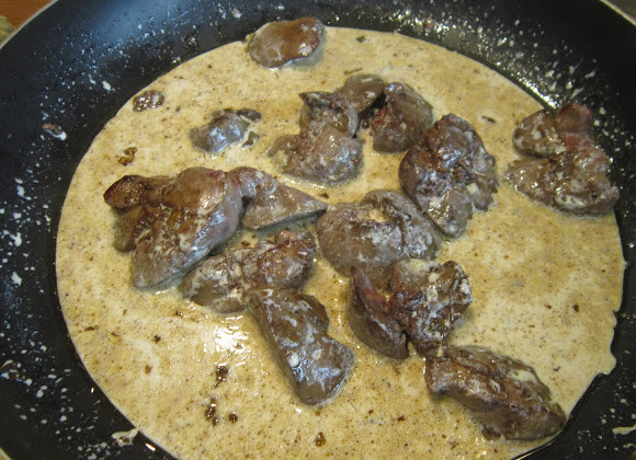 1. Этап. Печень под соусом: 2. Добавим горчицу и сметану. Доводим до кипения под крышкой на слабом огне.